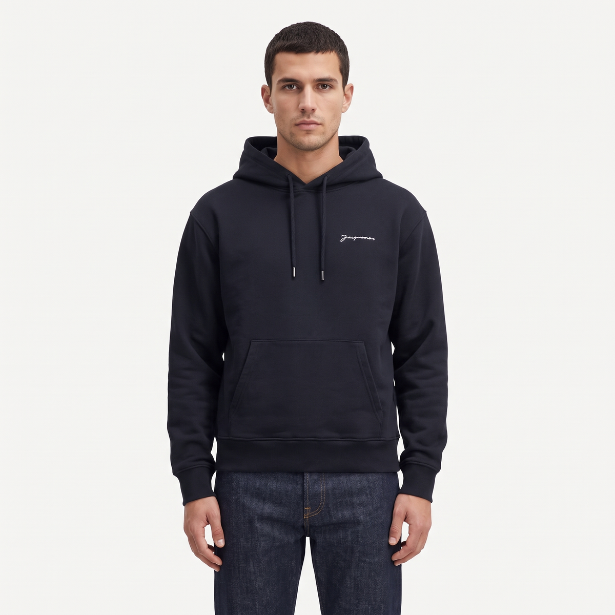 Le hoodie Brode Jacquemus Black – porté – face