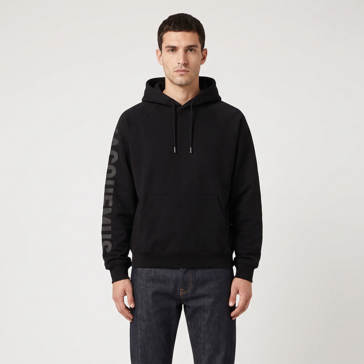 Le Hoodie Typo Jacquemus Noir – porté – face