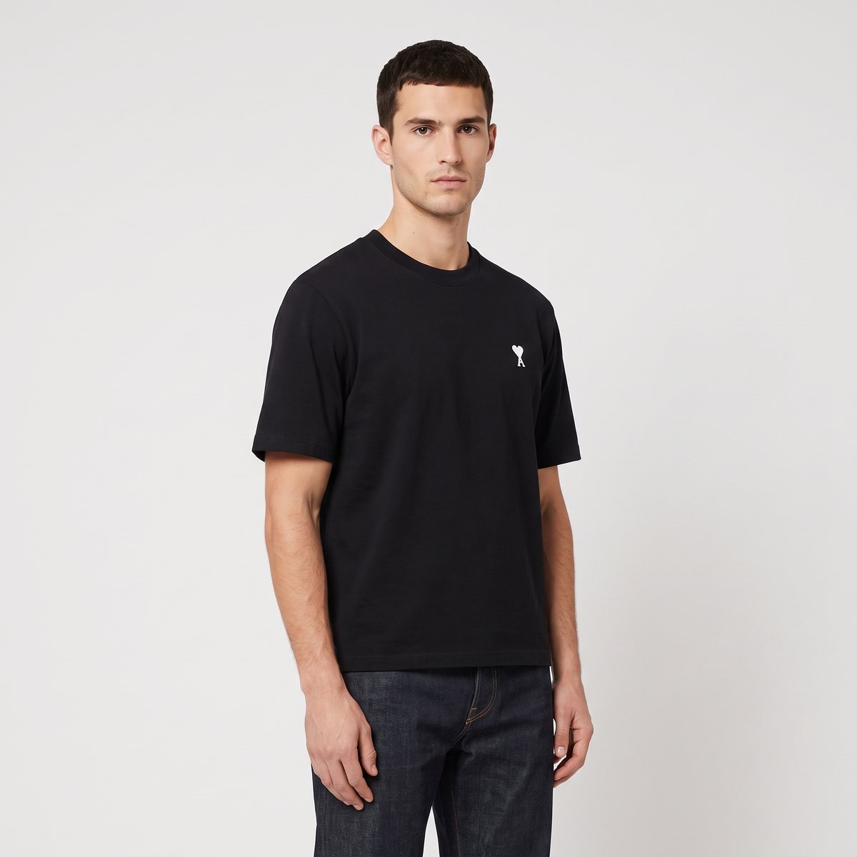 T-shirt Noir Ami de Coeur Place des Victoires – porté – trois-quarts