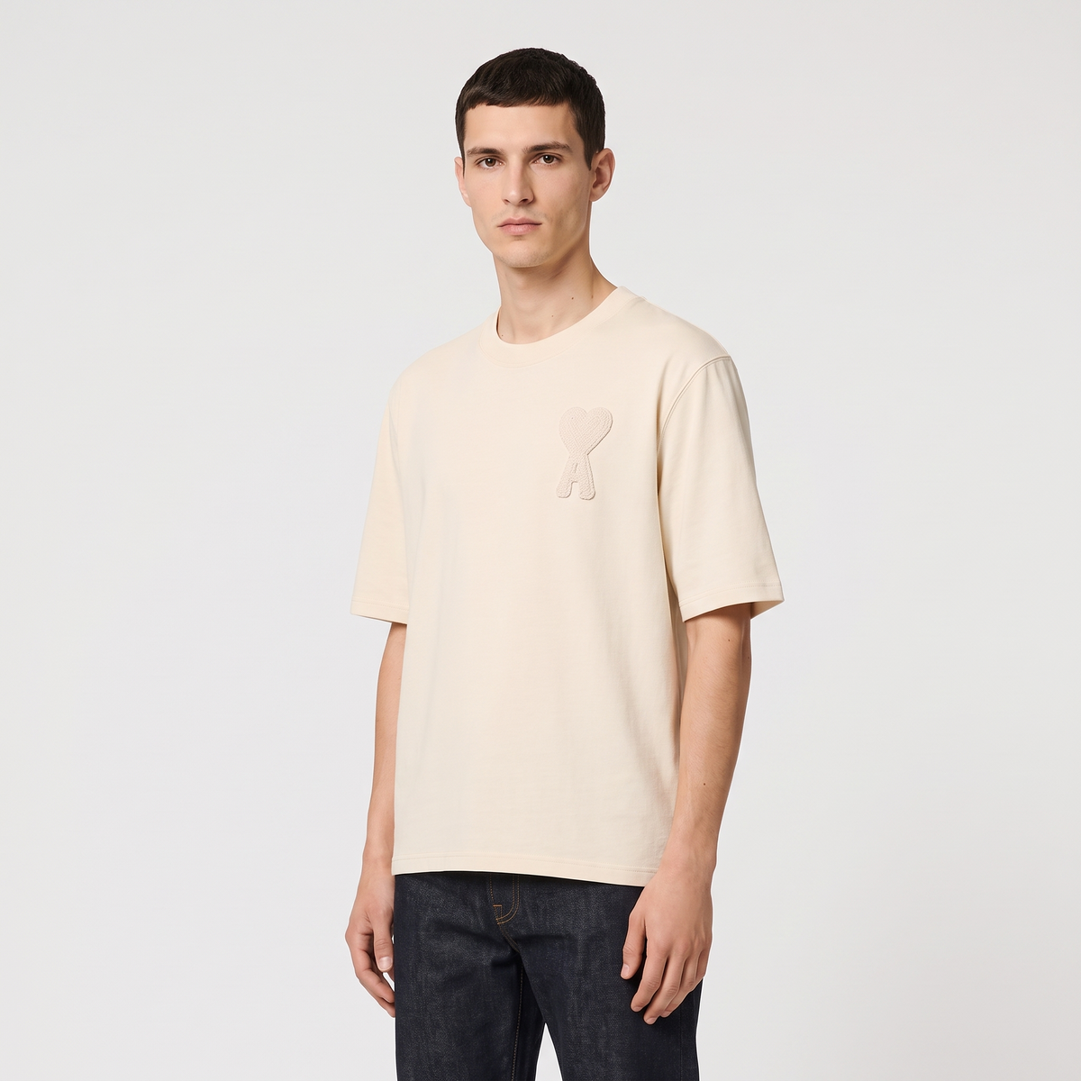 T-Shirt Beige Patch Ami de Coeur Beige En Coton – porté – trois-quarts