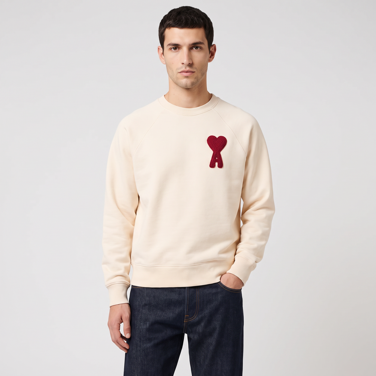 Sweatshirt Beige Patch Rouge Ami de Coeur En Coton – porté – face