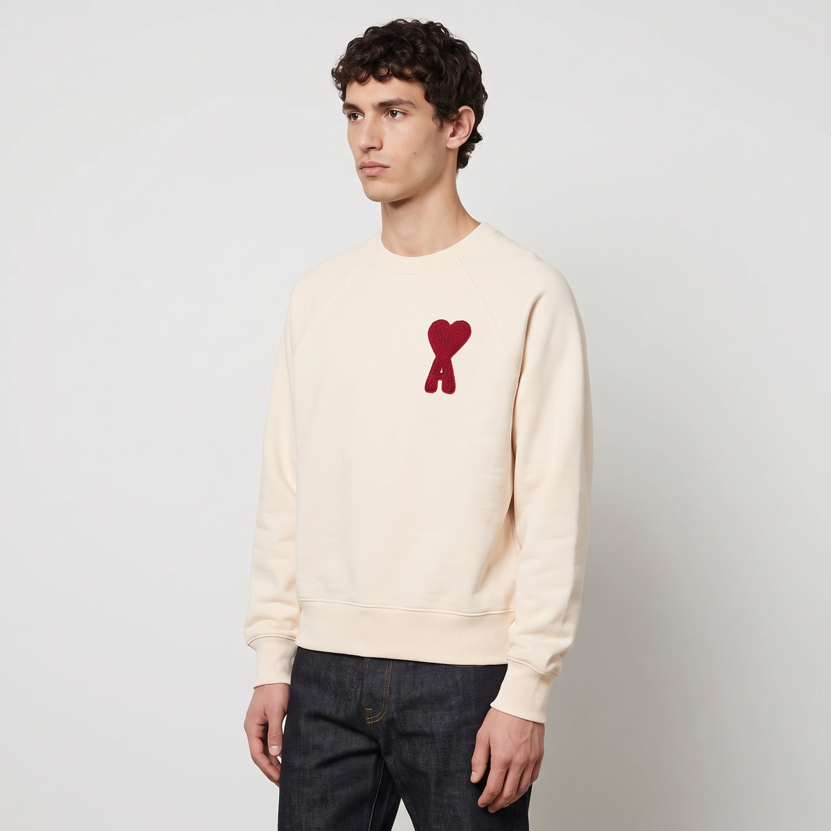 Sweatshirt Beige Patch Rouge Ami de Coeur En Coton – porté – trois-quarts