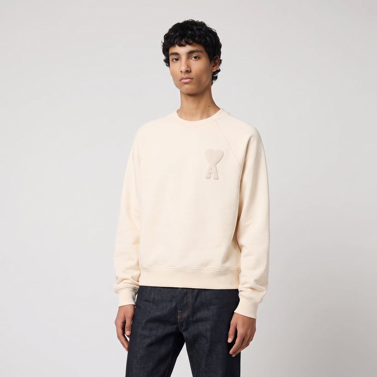 Sweatshirt Beige Patch Beige Ami de Coeur En Coton – porté – trois-quarts