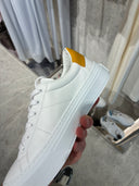 Sneakers basses en cuir blanc et jaune