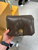 Sac porté épaule matelassé en cuir souple marron