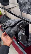 Sac bandoulière messenger monogrammé camouflage gris anthracite