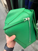 Sac bandoulière structuré en cuir lisse vert tropical