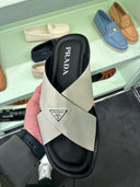 Mules croisées en cuir blanc avec plaque triangulaire
