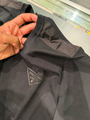 T-shirt en coton avec logo triangulaire ton sur ton noir et empiècements nylon