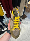 Sneakers basses en nylon et suède kaki à lacets jaunes