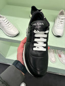 Sneakers en cuir noir à lacets contrastants