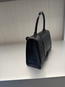 Sac à main Hourglass Top Handle en cuir embossé crocodile noir brillant