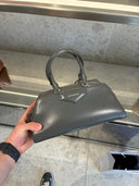 Sac à main structuré en cuir gris foncé