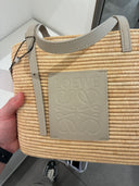 Cabas panier tressé en raphia avec anses en cuir beige clair
