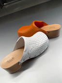 Sabots perforés bicolores blanc et orange à talon en bois naturel