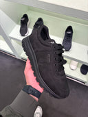 Sneakers en nubuck noir à semelle crantée