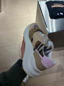 Sneakers épaisses à bride logo et motif check beige rosé