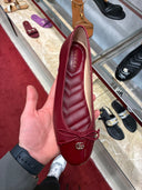 Ballerines vernies à nœud monogrammé bordeaux