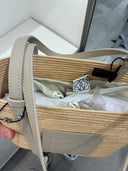 Cabas panier tressé en raphia avec anses en cuir beige clair
