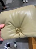 Sac porté épaule matelassé en cuir souple Clay Green