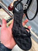 Sandales à talon noires satinées monogramme GG à bride cristallisée