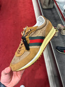 Sneakers rétro monogrammées beige et camel à bande Web
