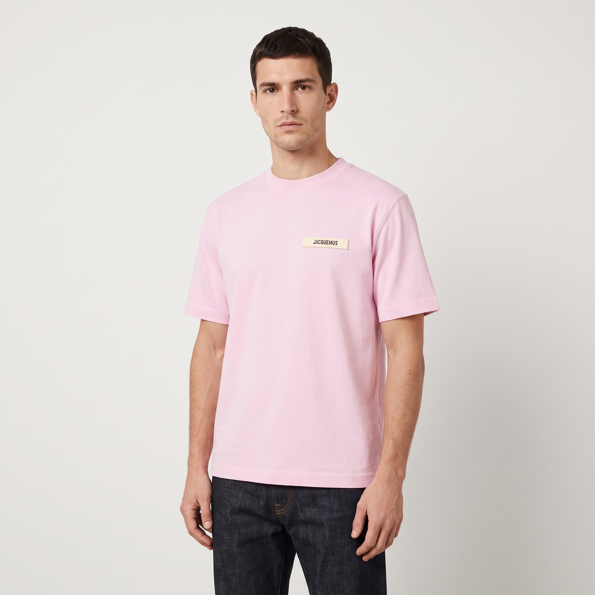 Le t-shirt Gros Grain Jacquemus – porté – trois-quarts
