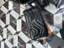 Pochette matelassée chevron en cuir noir à chaîne dorée