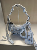 Le Cagole Shoulder Bag XS en denim délavé bleu ciel à cristaux