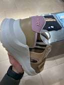 Sneakers épaisses à bride logo et motif check beige rosé