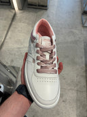 Sneakers basses en cuir et daim blanc cassé à détails rose poudré