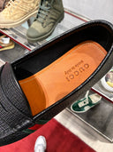 Mocassins en cuir grainé noir avec bande Web