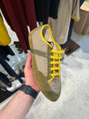Sneakers basses en nylon et suède kaki à lacets jaunes