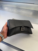Sac bandoulière en cuir grainé noir à fermoir métallique