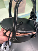 Sac seau en cuir noir à surpiqûres contrastantes