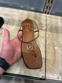 Sandales plates à entredoigt camel à logo GG doré