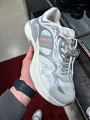 Sneakers runner oversize Web Stripe gris perle et blanc