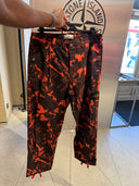 Pantalon cargo imprimé camouflage abstrait noir et rouge