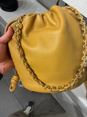 Sac seau en cuir souple à chaîne dorée
