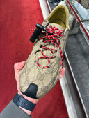 Sneakers runner monogrammées beige et rouge