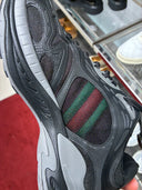 Sneakers runner oversize Web Stripe noires et grises