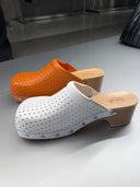 Sabots perforés bicolores blanc et orange à talon en bois naturel