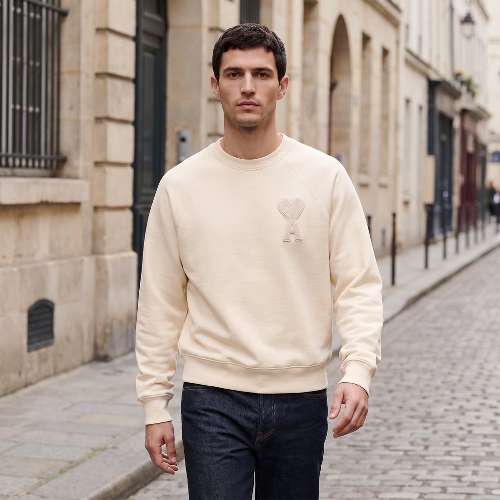 Sweatshirt Beige Patch Beige Ami de Coeur En Coton – porté – ambiance
