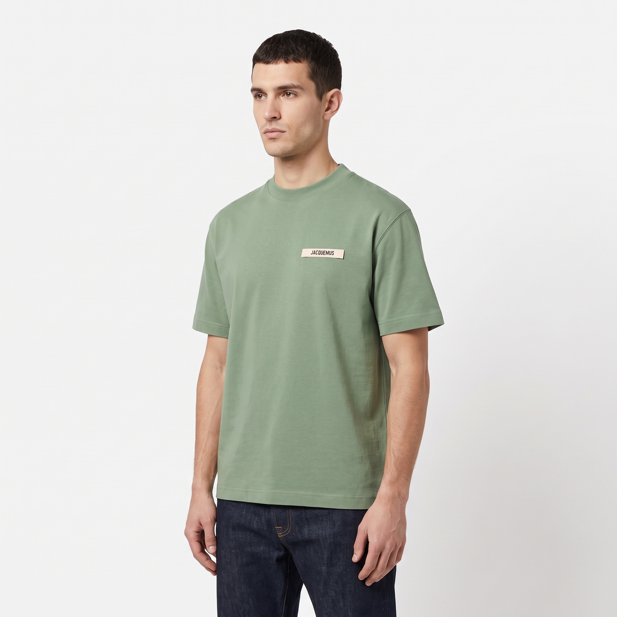 Le t-shirt Gros Grain Jacquemus Khaki – porté – trois-quarts