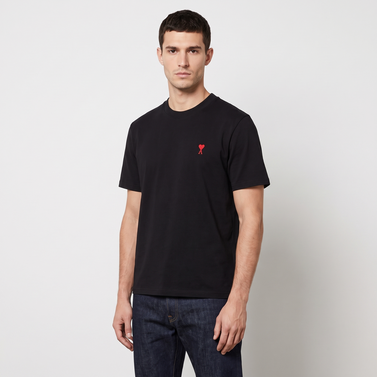 T-shirt Noir Ami de Coeur Rouge en Coton – porté – trois-quarts