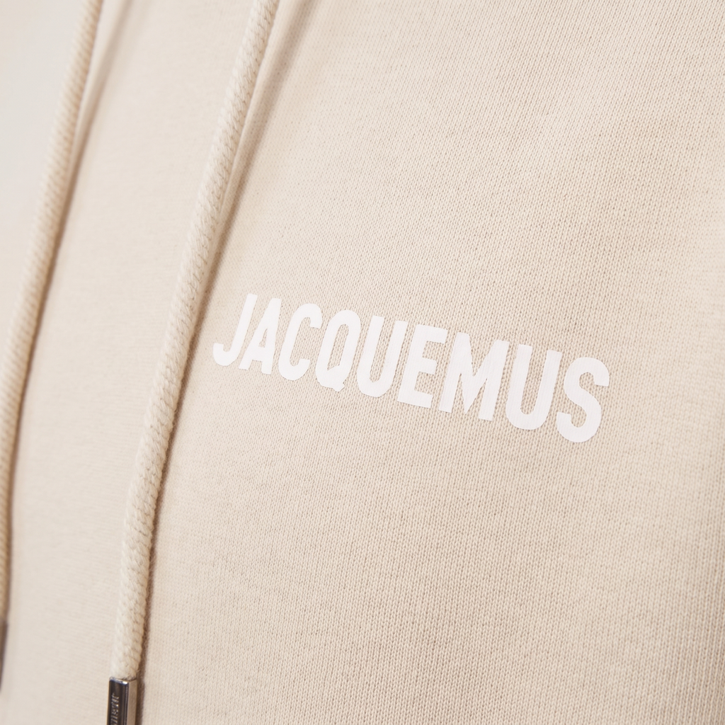 Le Hoodie Classique Jacquemus Beige – détail du logo