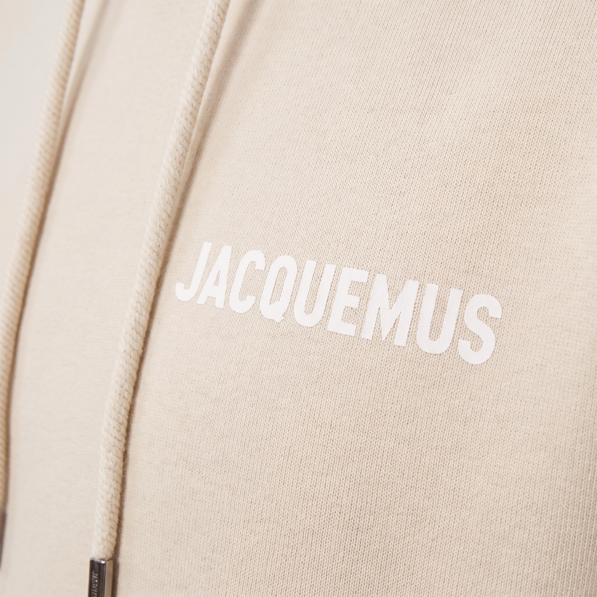 Le Hoodie Classique Jacquemus Beige – détail du logo