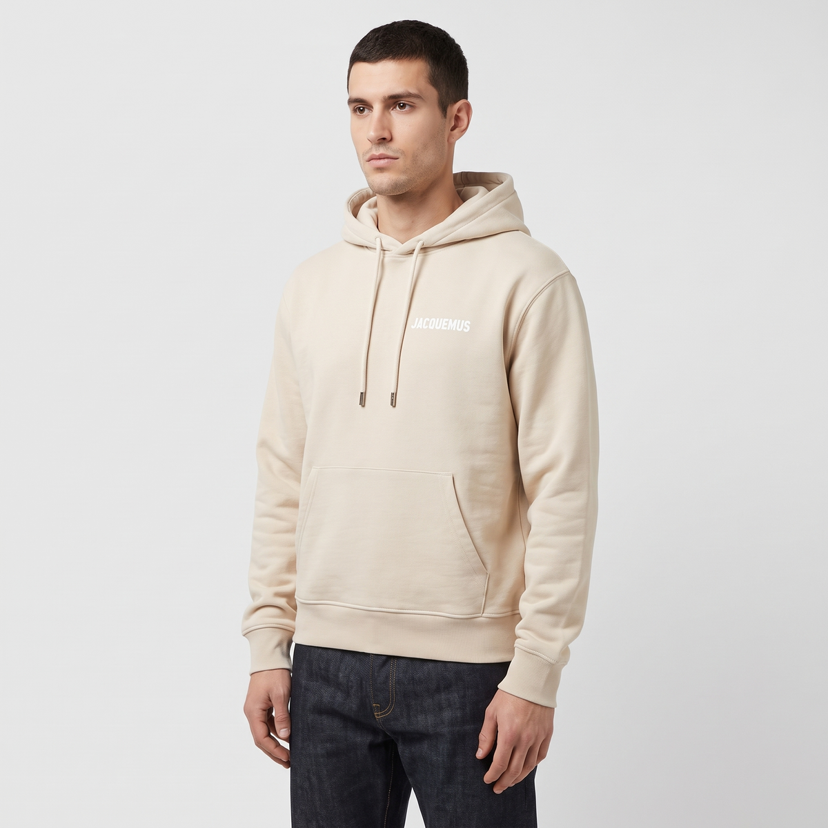 Le Hoodie Classique Jacquemus Beige – porté – trois-quarts