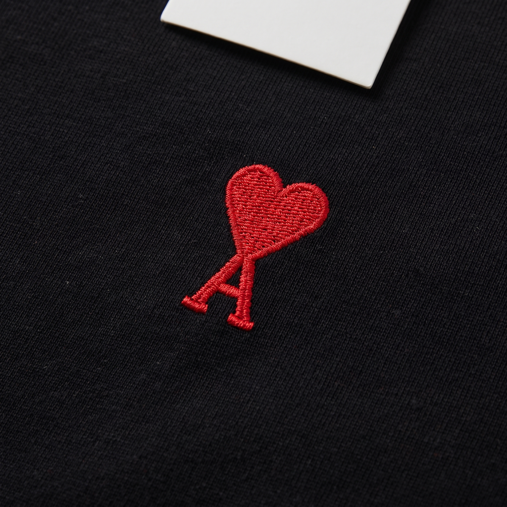 T-shirt Noir Ami de Coeur Rouge en Coton – détail du logo