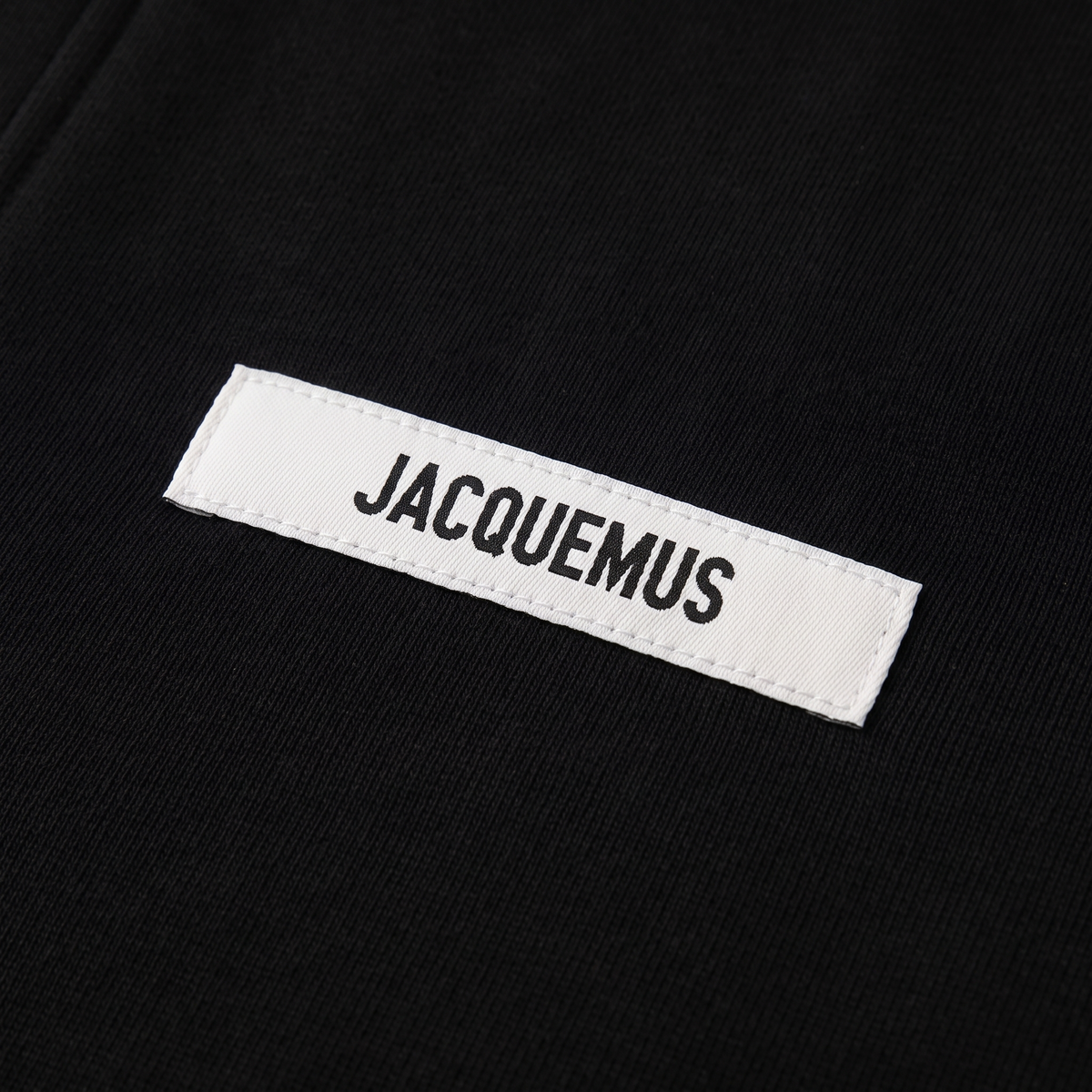 Le Cardigan Gros Grain Jacquemus Black – détail du logo